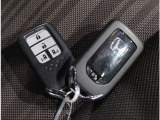 スマートキーはポケットやカバンに入れておくだけでドアの開け閉め、エンジンスタートが出来る便利なキーです。