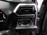 運転席のカップホルダーはエアコンの吹き出し口の前にありますので冷やしたり温めたり出来ます☆