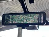 【インテリジェントルームミラー】後席の大きな荷物や同乗者で後方が確認しづらい時でも安心!カメラが撮影した車両後方の映像をルームミラー内に表示。クリアな視界で状況の確認が可能です!