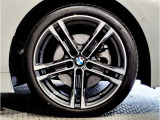 【BMWアロイホイル】軽量かつ強度に拘ったアロイホイル。走行性能ポテンシャルを引き出す設計。車の足元を引き締めてくれる大きなポイントはアロイホイルです。