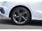 ABSを他に先駆けて標準装備するなど、Audiは「止まる」性能を高めることにも積極的に取り組んできました。路面の状況を問わず、常に最大限の制動力を発揮できることを目指しています。
