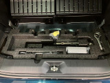 リヤには「いざ」という時のための工具が装備しております。ジャッキ・ナットレンチ・タイヤパンク修理キット・ミニコンプレッサーなどのお助けキットです。