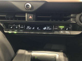 【オートエアコン】一度お好みの温度に設定すれば、車内の温度を検知し風量や温度を自動で調整。暑い&hellip;寒い&hellip;と何度もスイッチ操作をする必要はありません。快適な車内空間には必須の機能ですね♪
