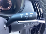 レバーをAUTOの位置にしているとき、レインセンサーが雨を感知すると、雨量に応じてワイパーが自動で作動してくれるオートワイパーを装備!設定変更で非作動にすると、間欠作動に固定されます。