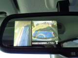 クルマを真上から見下ろしているかのような映像によって、車庫入れや縦列駐車などの駐車時に、自車と駐車位置の関係をひと目で確認でき、スムースな駐車をサポートします。