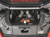 3.0L V6ツインターボエンジンに加え、モーターを搭載したプラグインハイブリッドモデルでございます。
