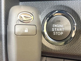 【キーフリーシステム】カバンやポケットに入れたままでもドアの施錠・解錠が可能なスマートキーを装備。エンジンのオン・オフ時もカギを取り出す必要が無いからとっても便利です♪