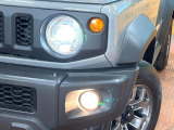 【LEDヘッドライト】悪天候や夜間走行時も良好な視界を確保し安心して運転できる高輝度LEDヘッドライトを装備!点灯速度が早く、消費電力も抑えられています。