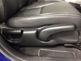 シートハイトアジャスターが付いているので運転姿勢を調整するのに便利ですね。身長に合ったシートポジションは安全運転や疲労軽減にもつながります。