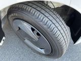 純正ホイールキャップとスチールホイールを装着しています。
