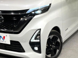【LEDヘッドライト】悪天候や夜間走行時も良好な視界を確保し安心して運転できる高輝度LEDヘッドライトを装備!点灯速度が早く、消費電力も抑えられています。