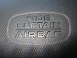 サイドカーテンエアバックシステムは、側面衝突時に大人から子供までさまざまな体格の乗員の頭部や頚部を広範囲で保護。特にセンターピラーへの頭部衝突を防ぐ展開性能を実現しています。