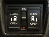【両側パワースライドドア】両側がパワースライドドアになっており、運転席のスイッチやスマートキーでも開閉が可能です!開口部も広いので乗り降りも楽々♪