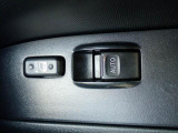 運転席の窓の開閉は電動になります。