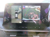 アラウンドビュ-モニタ-装備。上から見下ろしているような映像が表示されるので、車庫入れ時も安心です!