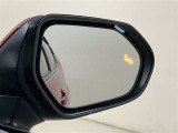ウインカーミラーにはBSM(ブラインドスポットモニター)を搭載。隣を走る車両が死角に入るとLEDインジケーターを点灯。また、ウィンカーを出すとインジケーターも光って点滅!注意を促してくれます