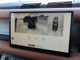 【3Dサラウンドカメラ】周囲の安全確認をアシストする機能です。3D車外ビュー、360&deg;オーバーヘッドビューを 利用して、狭いスペースでも安心、スムーズに運転操作ができます。
