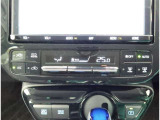 オートエアコンを装備しておりますので、四季を通じて車内を快適な温度に保つことが出来ます!高級感が有りますね!