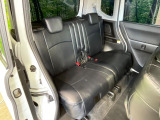 後部座席も気になるようなキズ・汚れやへたり等、大きなダメージはなく、良好な状態です。