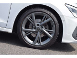 テストドライバーとエンジニアがテスト走行により、車種に応じて選定されたホイールサイズの組み合わせにより、素直なハンドリングとスムーズな乗り味を実現する各車種専用デザインのアルミホイール