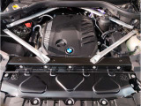 【BMWエンジン】革新的なガソリン・エンジン・テクノロジーによる高性能かつ高効率。レスポンスの良いパワーを発揮。常にスムーズな吸気を実現しアクセル開度にダイレクトに反応しドライビングを楽しく演出。