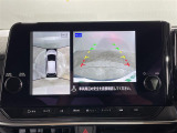 【アラウンドビューモニター】まるでクルマを真上から見下ろしたかのような視点で駐車をサポートします!クルマの斜め後ろや真横など、前後左右の4つのカメラの映像が合成されて、モニターに映し出されます。