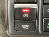 指先の操作でパーキングブレーキの「作動と解除」が行うことができる装備。ブレーキペダルから足を離しても停止し続けてくれるオートブレーキホールド機能。信号待ちなどの際には便利。ECO運転で低燃費走行♪