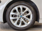 【BMWアロイホイル】軽量かつ強度に拘ったアロイホイル。走行性能ポテンシャルを引き出す設計。車の足元を引き締めてくれる大きなポイントはアロイホイルです。