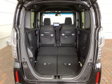 リアシートを倒すと、ラゲッジスペースを広くお使いいただけます!