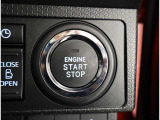 スマートキーを携帯していればキーを取り出さずにドアを施錠&解錠。クルマの始動も可能です。