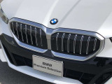 左右のキドニー・グリルの中心にはBMWのエンブレムが鎮座し、個性を放つデザイン性を兼ね備えました。