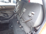 ◆チップアップ&ダイブダウン機構付【ULTR SEAT】は後席座面を左右分割で跳ね上げることができます。トランクで積載できない背の高い荷物をラクラク収納できます。ホンダ車ならではの人気装備です。