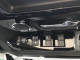 電動格納式ドアミラーのスイッチは運転席ドアにあります。