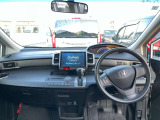 インパネ、伸びやかで視界良好の運転席周りとなっております。