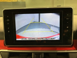 リバースギアに入れるだけで後方の表示へ切り替わります。夜間や雨の日の駐車も楽になりますよ。