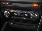 【デュアルタイプフルオートエアコン】前席左右別々の温度設定ができるので、各々適した室温でお過ごし頂けます。