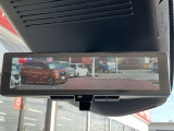 スマートルームミラーが付いております。後席に人が乗車した時や沢山の荷物を積んだ時もバックミラーの視界が遮られる事無く見えるので便利です♪
