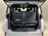 荷室も日常のお買い物には困らない広さが確保されております 後席を分割で倒すこともできますよ