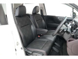 空間を広く使えるベンチシートは快適です。運転席&hArr;助手席の移動が簡単なので狭い駐車場などで役立ちます。