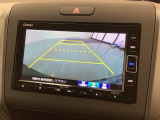 リバースギアに入れるだけで後方の表示へ切り替わります。夜間や雨の日の駐車も楽になりますよ。