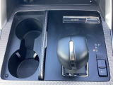 【エレキシフト】さまざまなシーンで迷いなくシフト操作ができるように、一般的なAT車と同様の操作方法としつつ、シンプルなシフトパターンとしております。