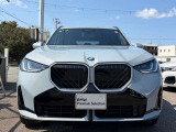 【BMWの伝統】BMWの特徴的な&ldquo;キドニーグリル&rdquo;は、80年以上続く伝統の形でございます。変わらないこだわりのデザインが、プレミアムブランド&ldquo;BMW&rdquo;を創り出します。