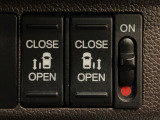 【両側パワースライドドア】両側がパワースライドドアになっており、運転席のスイッチやスマートキーでも開閉が可能です!開口部も広いので乗り降りも楽々♪