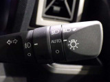 【オートライト】車外の明るさに応じて、自動的にライトの点灯・消灯をしてくれます。