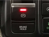 指先の操作でパーキングブレーキの「作動と解除」が行うことができる装備。ブレーキペダルから足を離しても停止し続けてくれるオートブレーキホールド機能。信号待ちなどの際には便利。ECO運転で低燃費走行♪