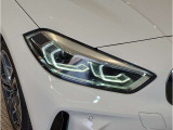 【LEDヘッドライト】先進のLEDテクノロジーを採用。放射される白色光の周波特性は太陽光に近く、バイキセノン・ヘッドライトを上回るコントラストで更に明るく輝きます!
