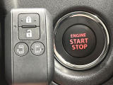 【キーレススタートシステム】カバンやポケットに入れたままでもドアの施錠・解錠が可能なスマートキーを装備。エンジンのオン・オフ時もカギを取り出す必要が無いからとっても便利です♪