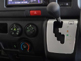 インパネ取付のシフトレバー、足元も広く、ギアの確認も楽です。