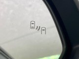 【ブラインドスポットモニター】走行中、ドアミラーの死角になりやすい箇所に後続車が接近するとサイドミラーのレンズに警告を表示!ドライバーに注意喚起をしてくれます。