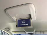 【フリップダウンモニター】大画面モニターで後席でもエンタメをお楽しみいただけます。小さなお子様にも大人気の装備です♪